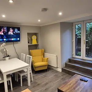 Apartment St Patrick Square Seagate Main Door, Edinburgh
